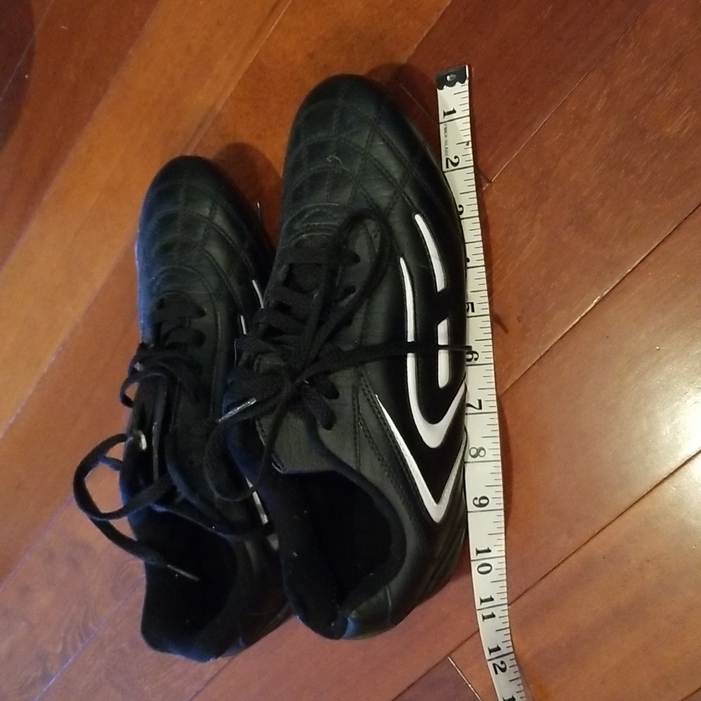 Soccer shoes in excellent brand new condition.